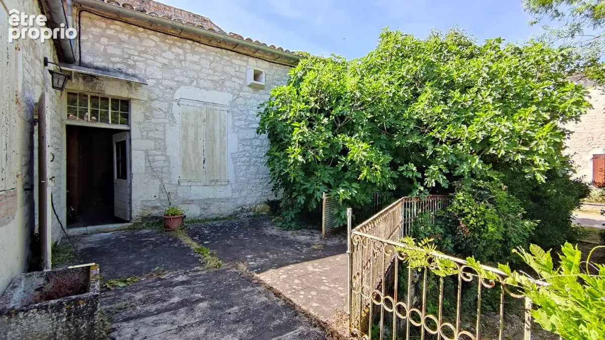 Maison de hameau à restaurer avec terrasse, caves et jardin cloturé - photo 7