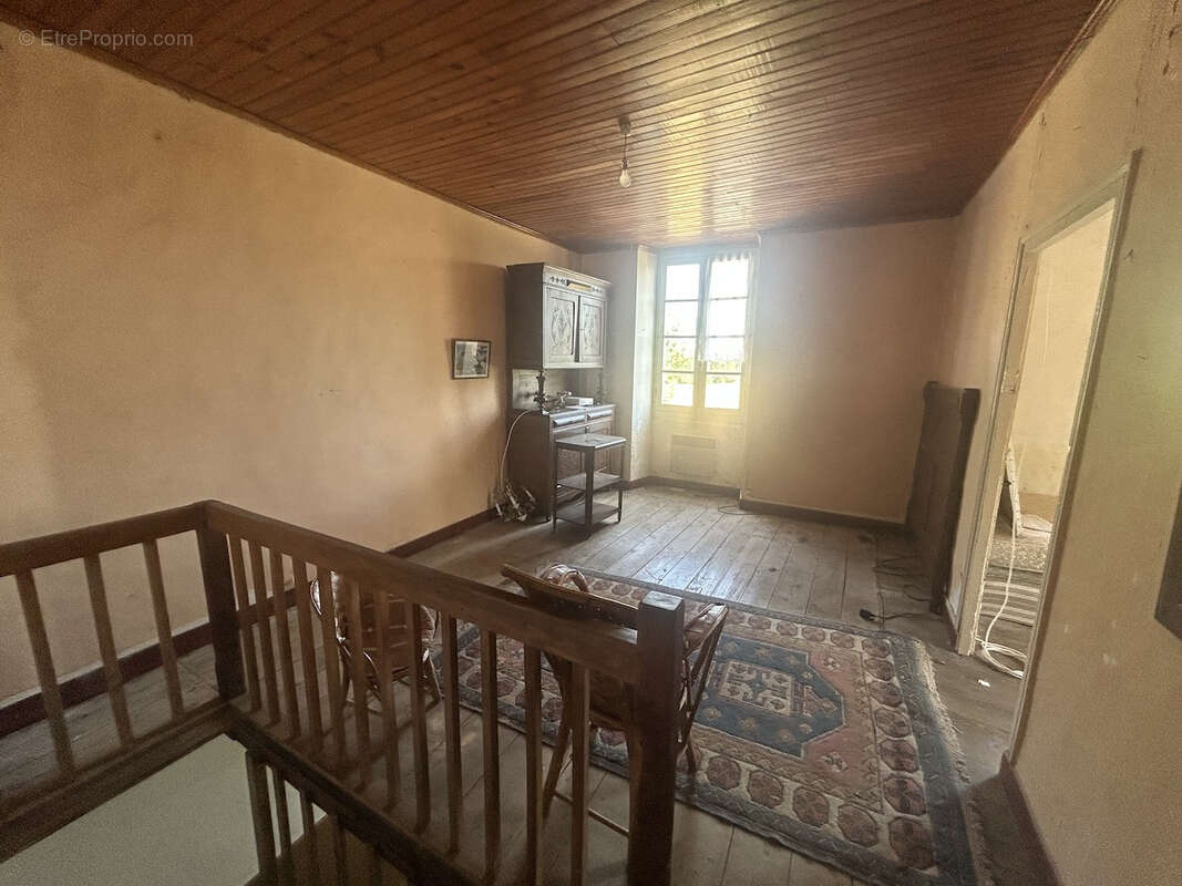 Maison en pierre à rénover dans un cadre magnifique sur terrain de 3400m2 - photo 5