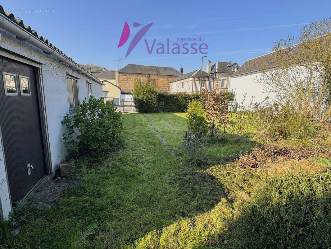 Parking à GRUCHET-LE-VALASSE