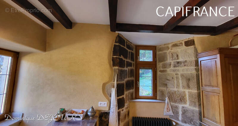 Maison à SAINT-SAUVEUR-DE-MONTAGUT