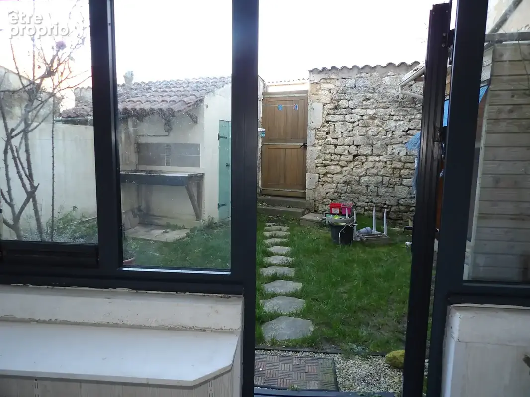 Maison de caractère 2 chambres avec jardin plein centre de SAINT SAVINIEN - photo 4
