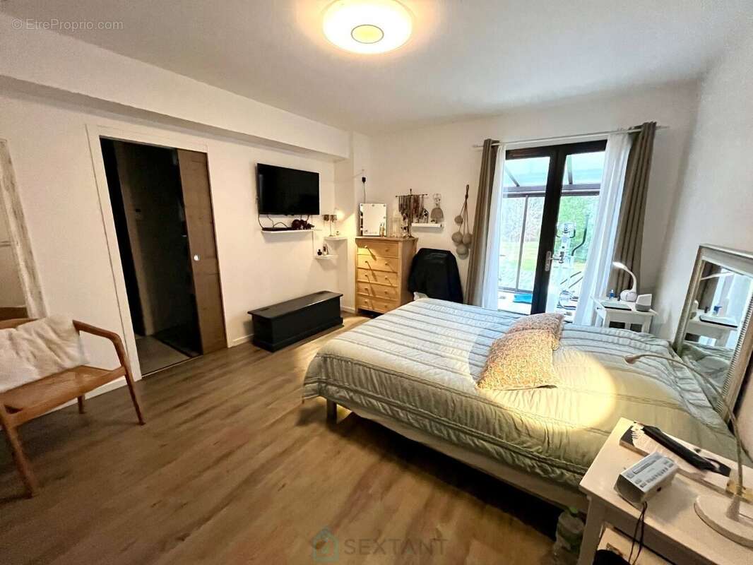 Superbe domaine touristique, 3 ha, 5 chalets bois, salle de réception, maison d'habitation, piscine, divers dépendances - photo 16