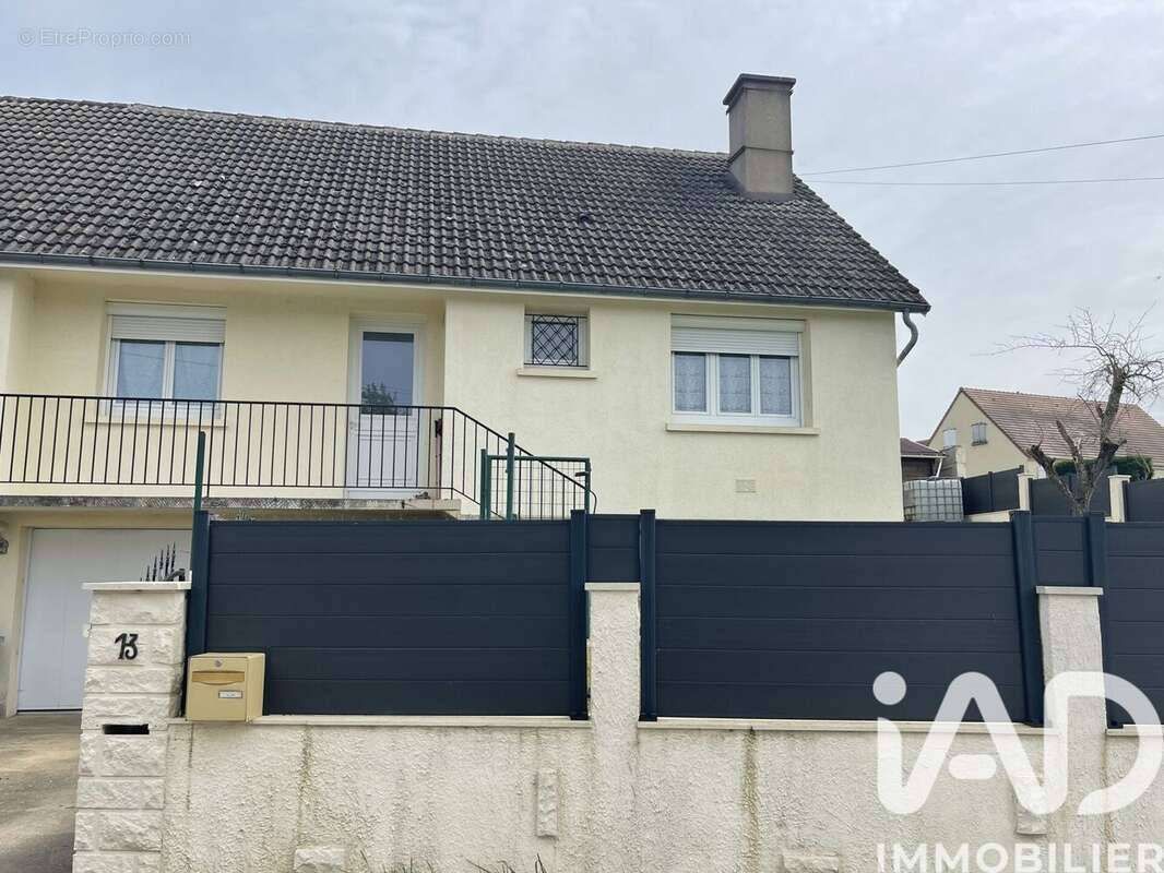 Photo 1 - Maison à VILLENEUVE-LA-GUYARD