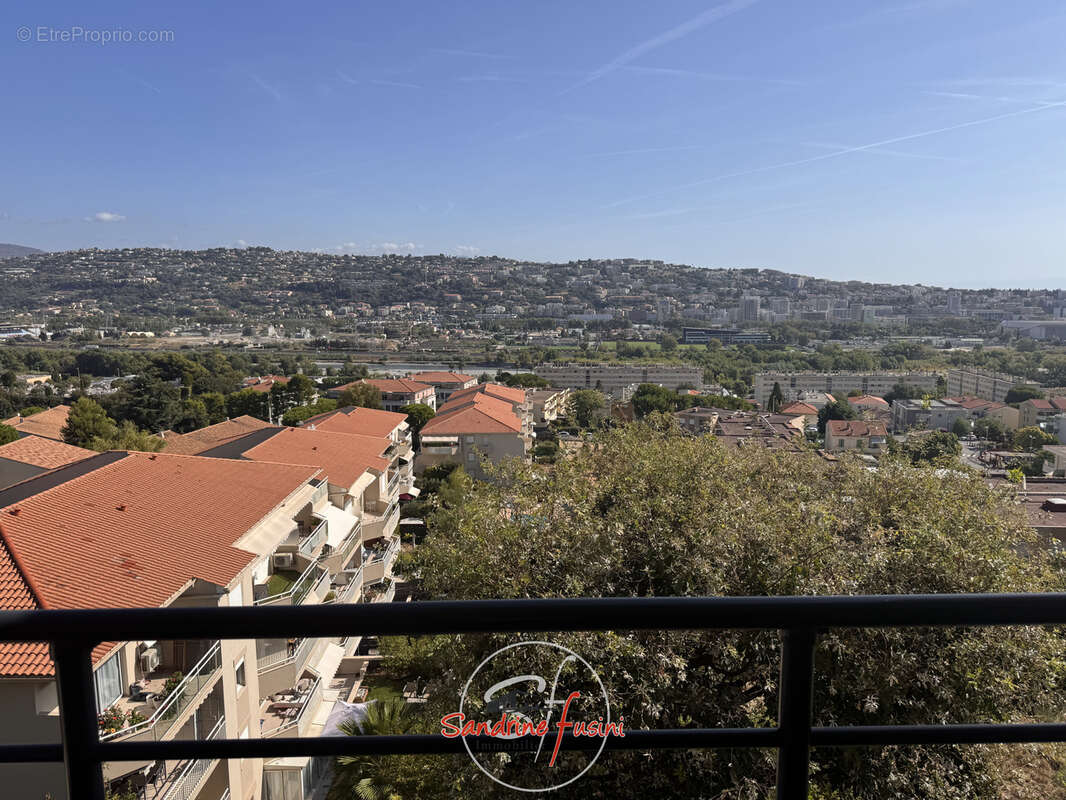 Appartement à SAINT-LAURENT-DU-VAR