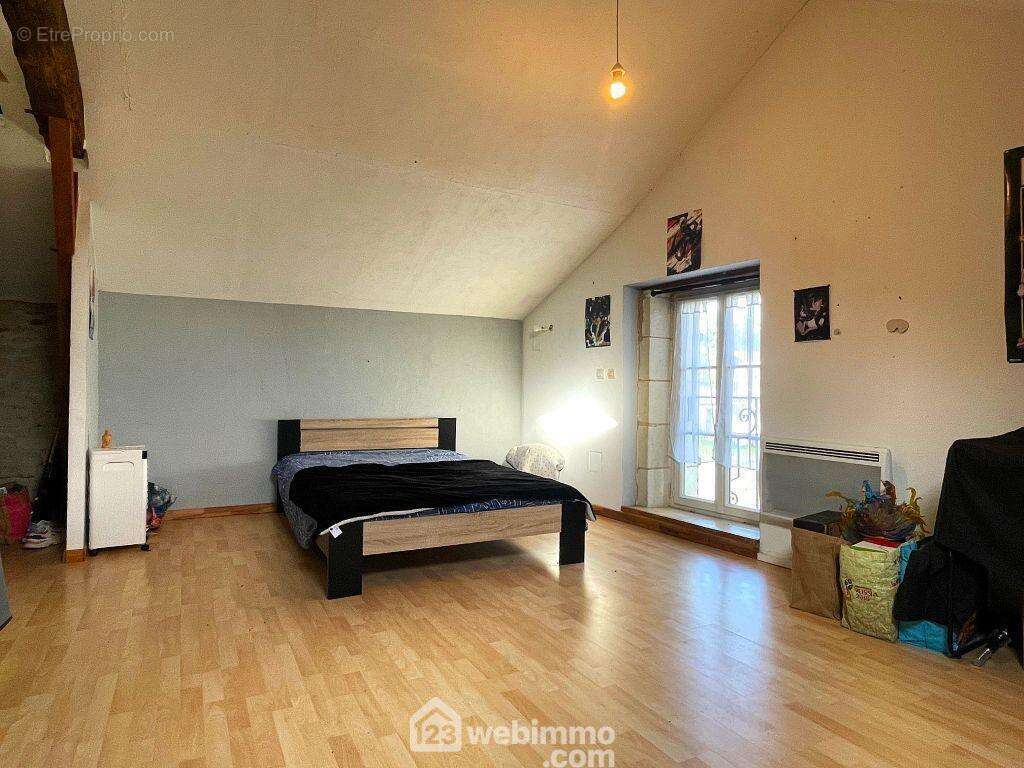 Lumineuse avec fenêtres et accès aux combles perdus. - Maison à ORCHES