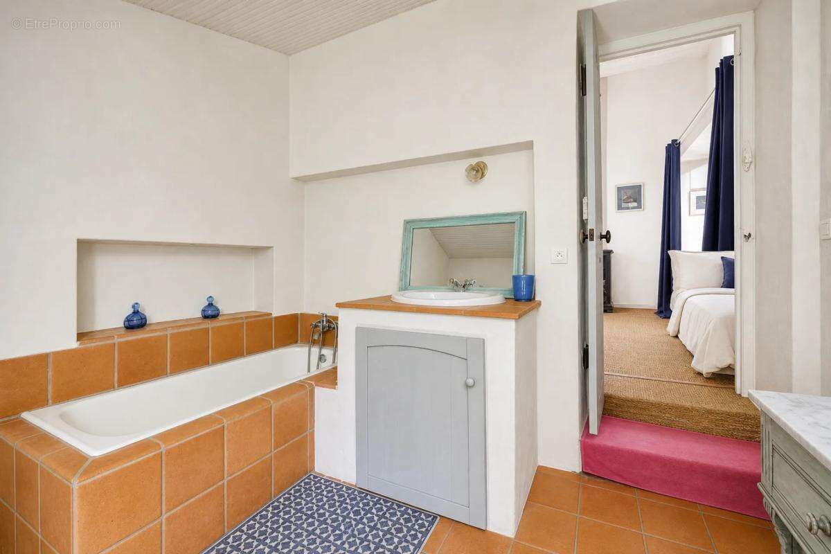 Maison de 8 pièces de 270 m² à Sainte-Gemme - photo 26