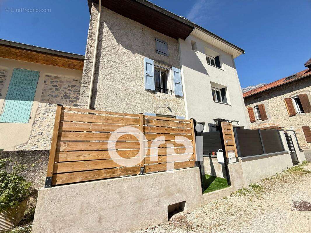 Maison à LA TERRASSE