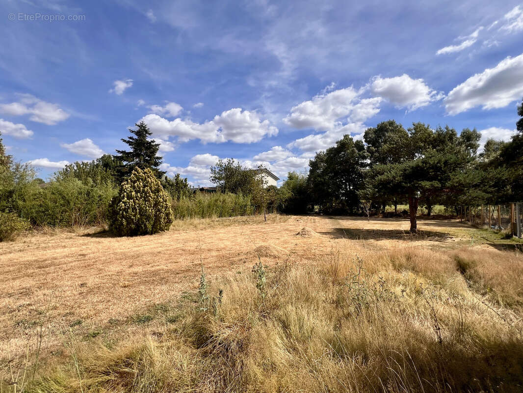 Terrain constructible de 1270m2 non viabilisé - photo 2