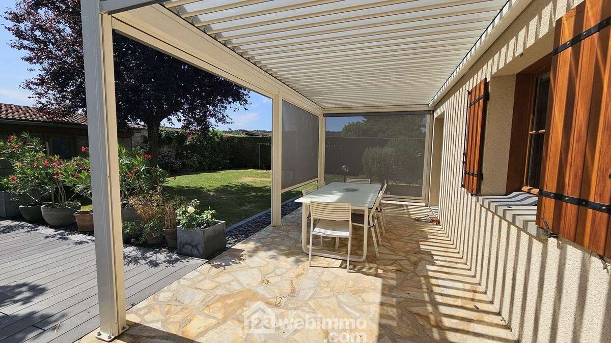 Voici cette belle terrasse de 40 m² avec sa pergola bioclimatique.