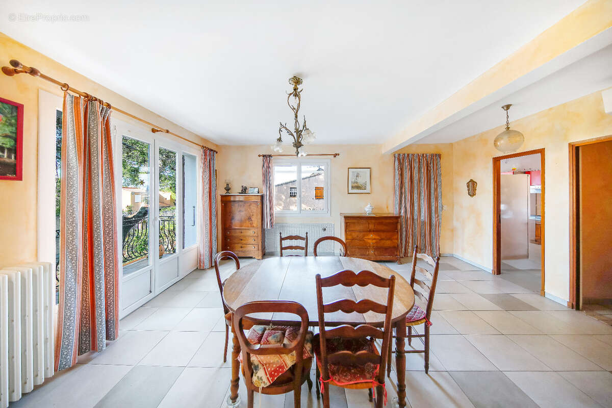 Six Fours Les Plages, Rayolet, Villa T8 de 248m2, Vue mer et proche plage - photo 4