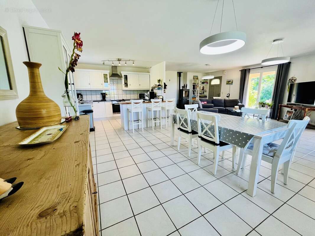 Maison de plain-pied avec quatre chambres, beau jardin et terrasse couverte - photo 6