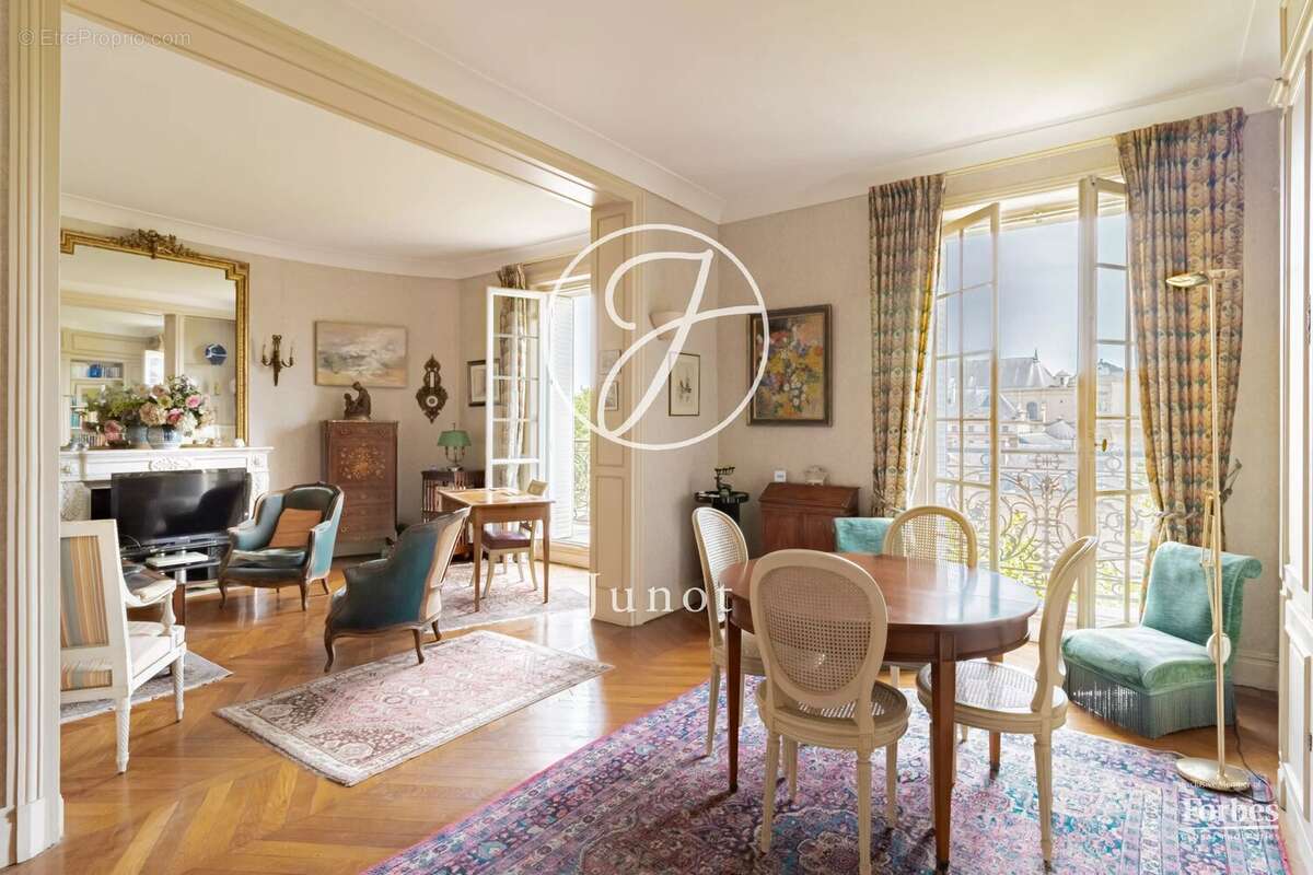 Paris 7e - HÔTEL DES INVALIDES - Appartement - 64,90m² Carrez - 65,76m² au sol - 1 chambre - Balcon - Vue dégagée sur le dôme de - photo 4