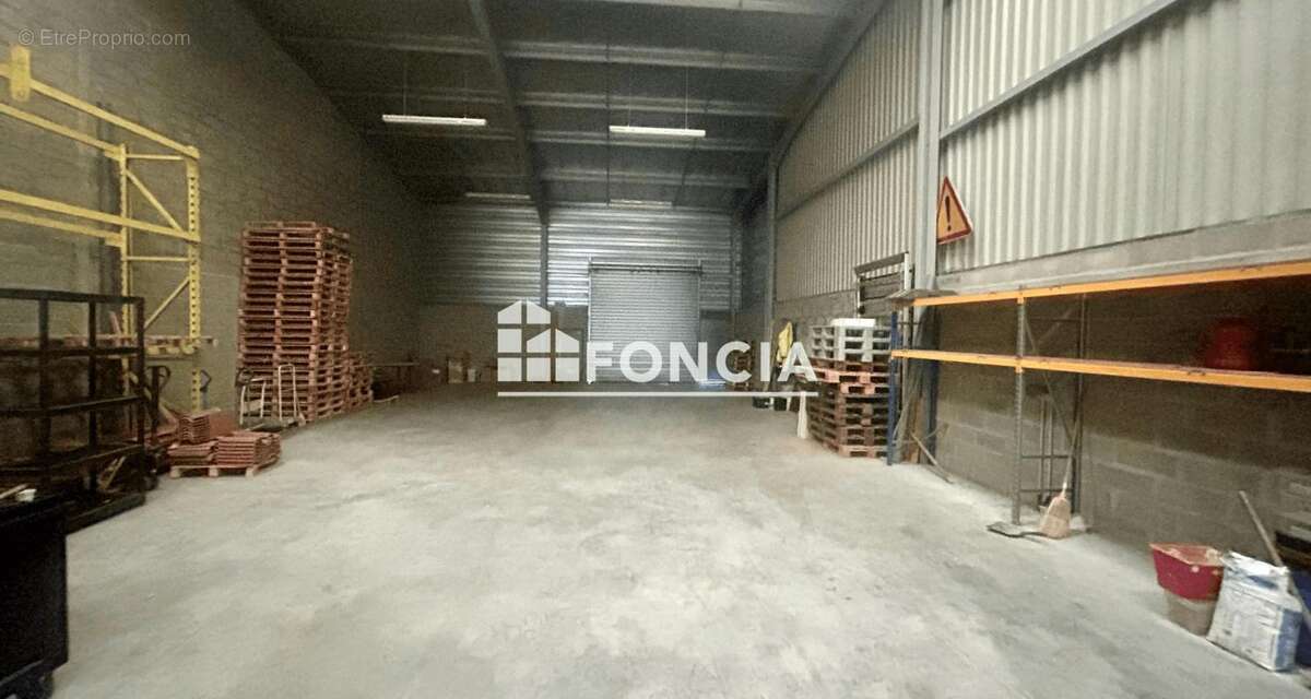 Commerce à SAINT-JEAN-D'ILLAC