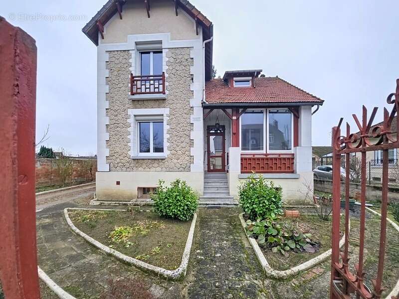 Maison à ANIZY-LE-CHATEAU