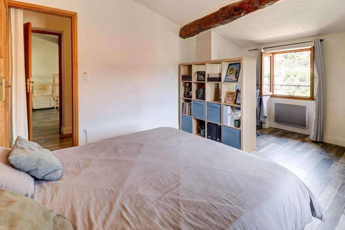 Maison à CHATEAUNEUF-VILLEVIEILLE