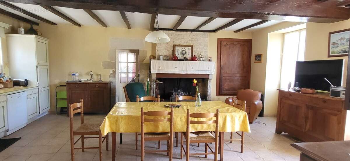 Maison à SAINT-GEORGES-DE-LONGUEPIERRE