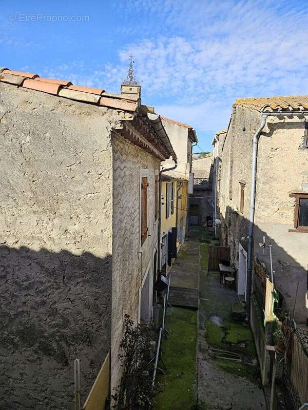 Maison de village avec garage et petit extérieur - photo 2