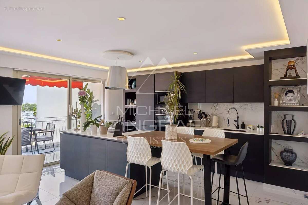 Superbe appartement rénové – Centre-ville d’Antibes, secteur Vauban – Vue dégagée sur le port - photo 5