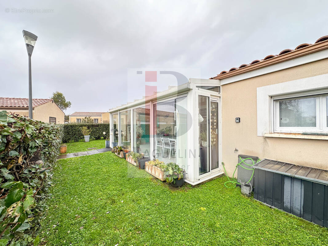 Maison à SAINT-LAURENT-DE-LA-PREE