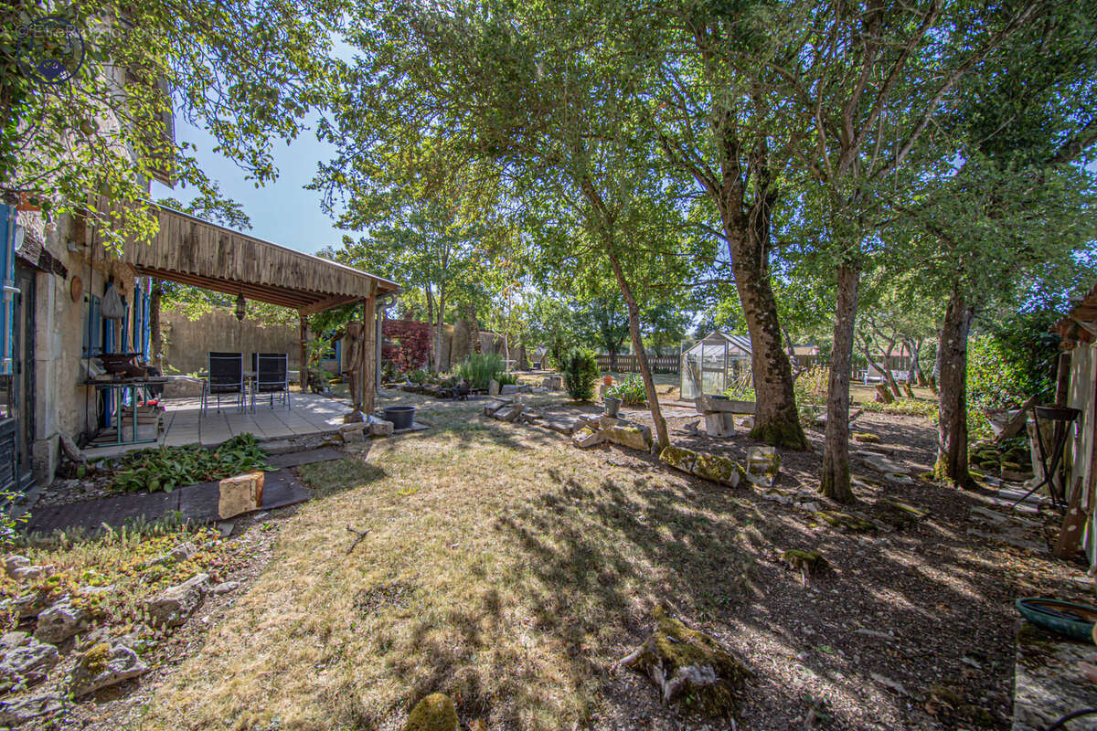Maison de charme de 165 m2 avec dépendances - photo 29