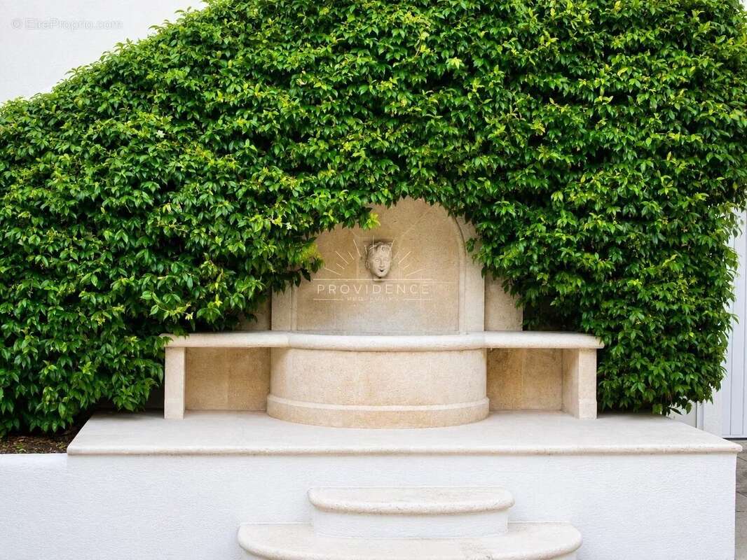 Le Cannet Europe - Villa 266 m², 5 chambres, piscine, jardin plat et vue mer - photo 7