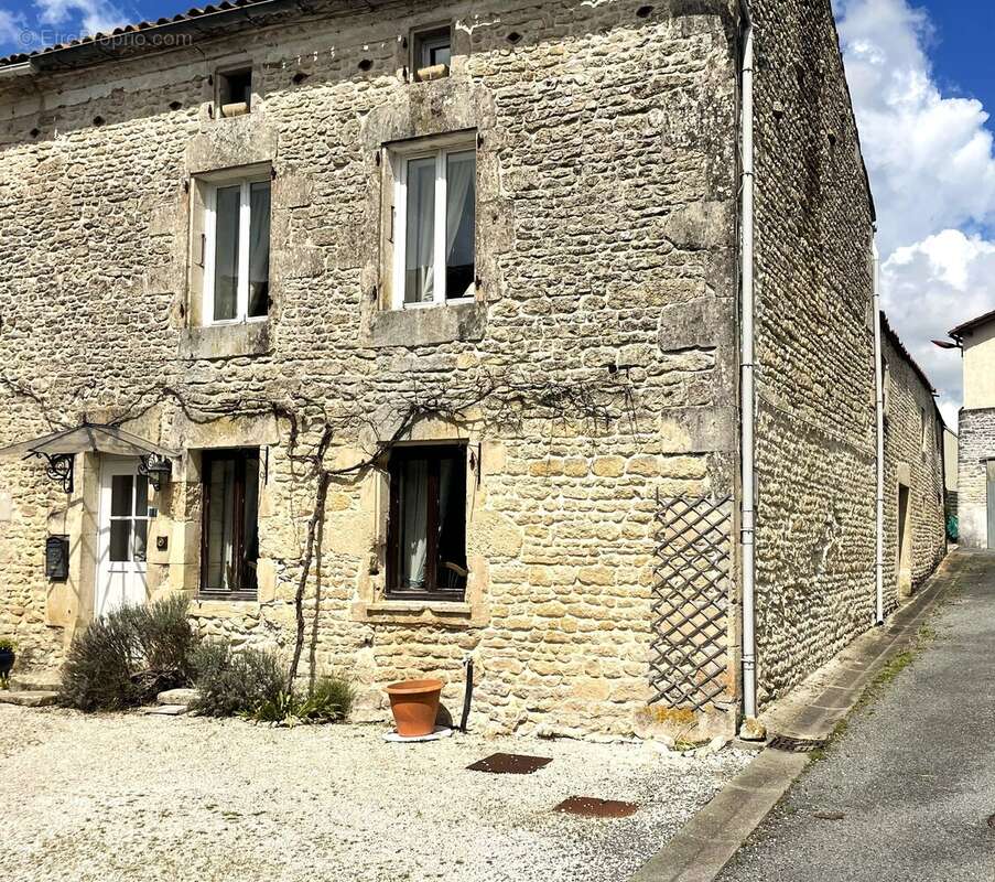 Maison à SAINT-PIERRE-DE-JUILLERS