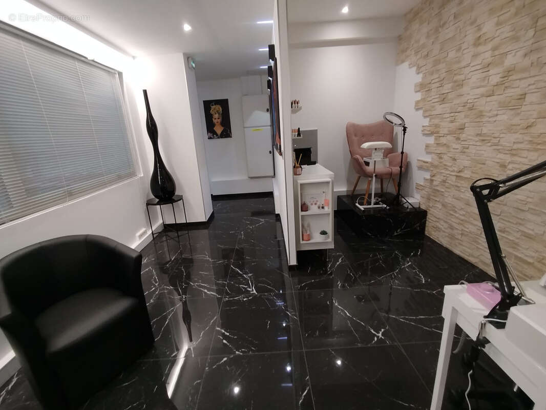 A vendre 365 000 euros des Murs commerciaux de 147 m2 - entièrement renovés avec accès ascenseur PMR - La Gaud - photo 8