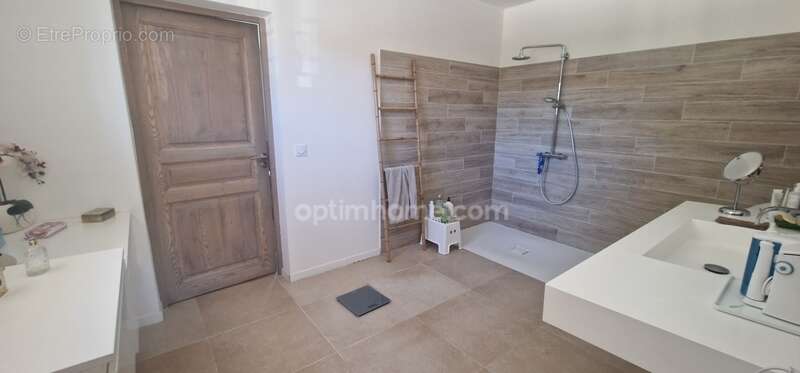 Maison à SAINT-MITRE-LES-REMPARTS