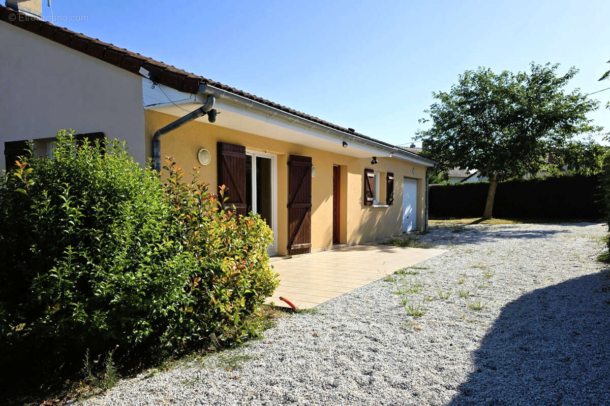 Joli pavillon de plain-pied avec jardin en retrait de la ville - photo 4