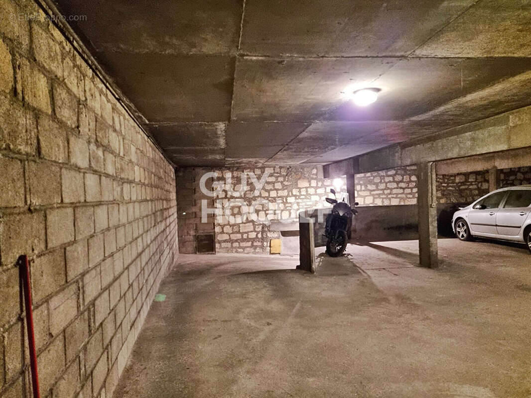 Parking à PARIS-18E