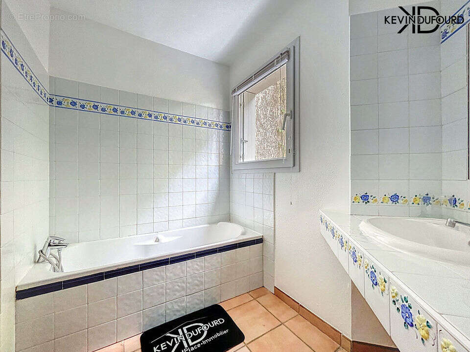 Maison à SAINT-ETIENNE-DE-FONTBELLON