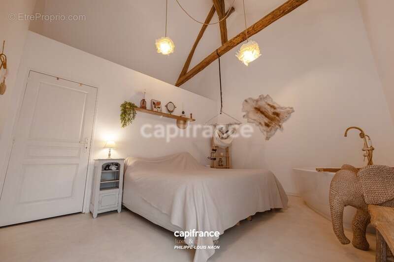 Superbe demeure rénovée avec 5 chambres, un double garage et une piscine ! - photo 8