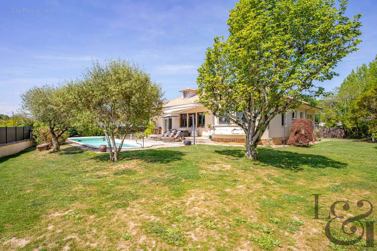 A vendre secteur Casseneuil belle villa de caractère de 7 pièces, avec piscine. - photo 6