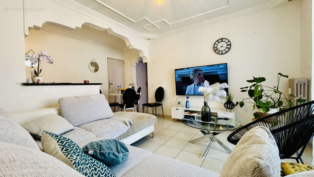 Appartement à LE REVEST-LES-EAUX