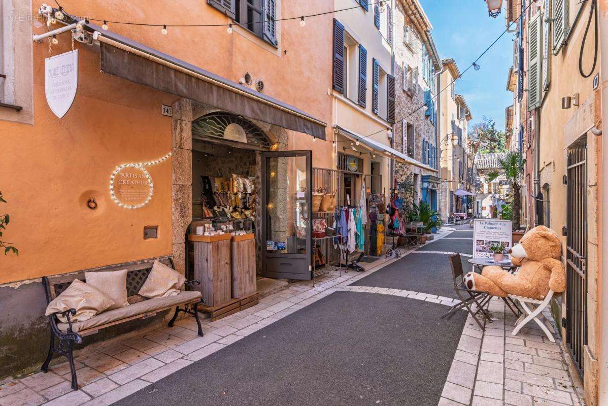 Commerce à VALBONNE