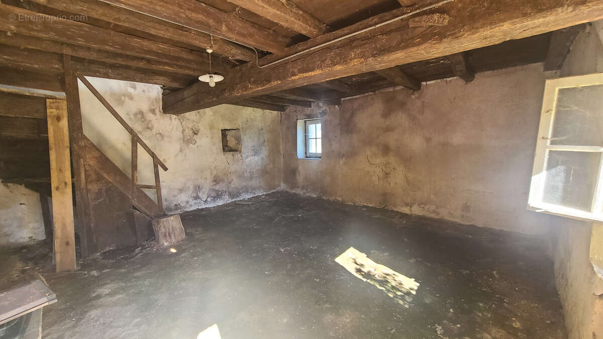Maison à LA CHAIZE-LE-VICOMTE