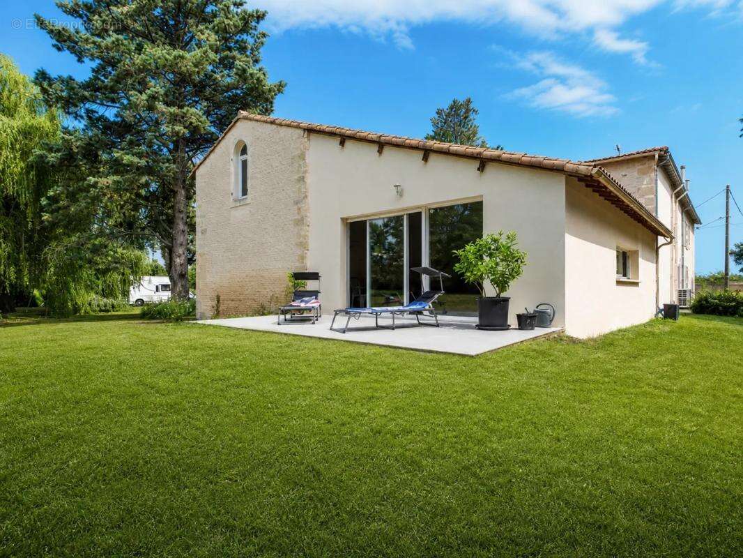 Maison pierre 141 m², piscine intérieure, 2 500 m² - Saint-Symphorien - photo 2