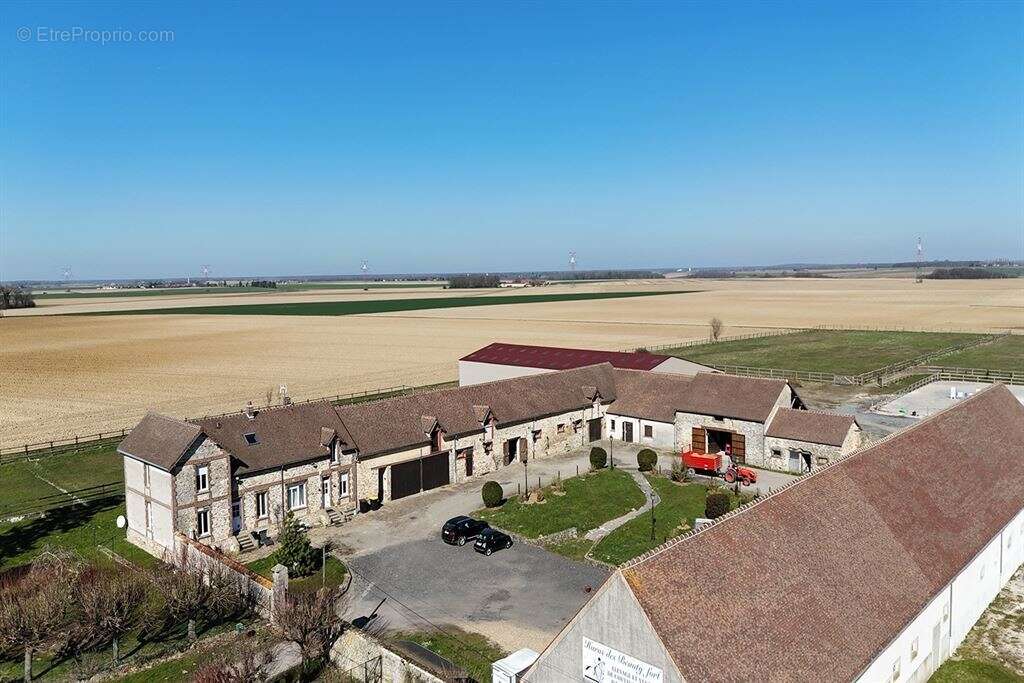 Maison à CLOS-FONTAINE