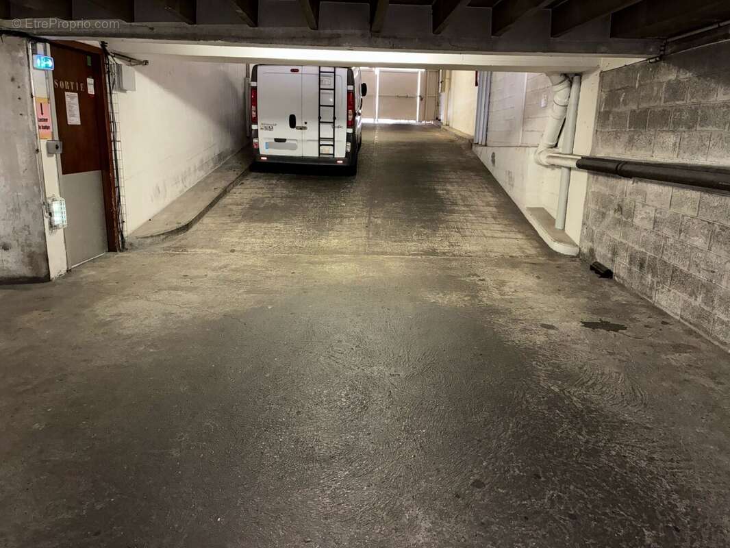Parking 11 m² à Paris-17e  - photo 5