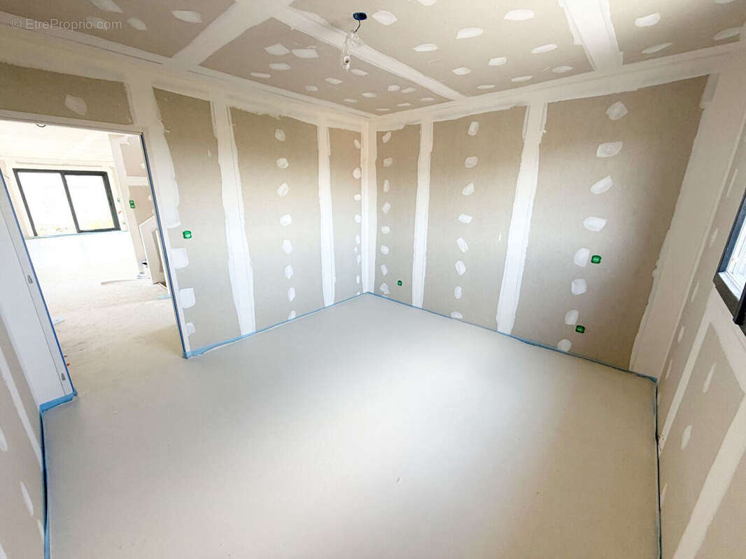 Villa 5 pièces de 111 m2 avec piscine intérieure - photo 12