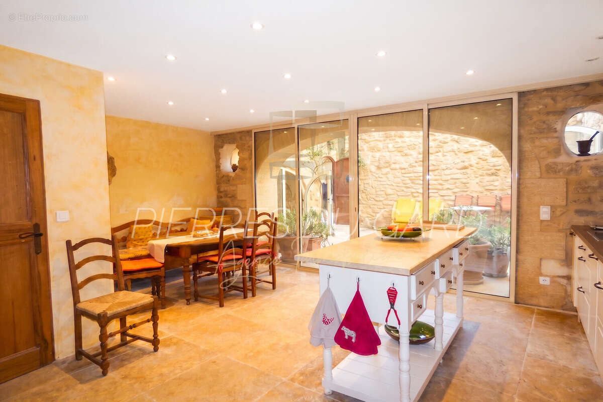 Maison 270 m² à Vers-Pont-Du-Gard  - photo 4