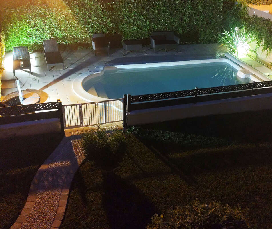 Dans un quartier résidentiel, 4 chambres - garage - piscine - photo 15