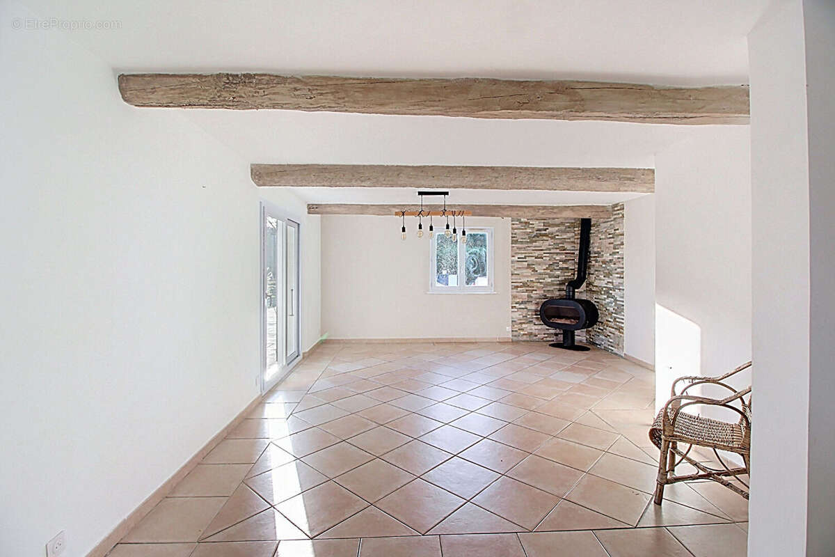 EXCLUSIVITÉ - Maison à Lorgues T4 sur 2145 m² de terrain avec une belle piscine et garage - photo 6