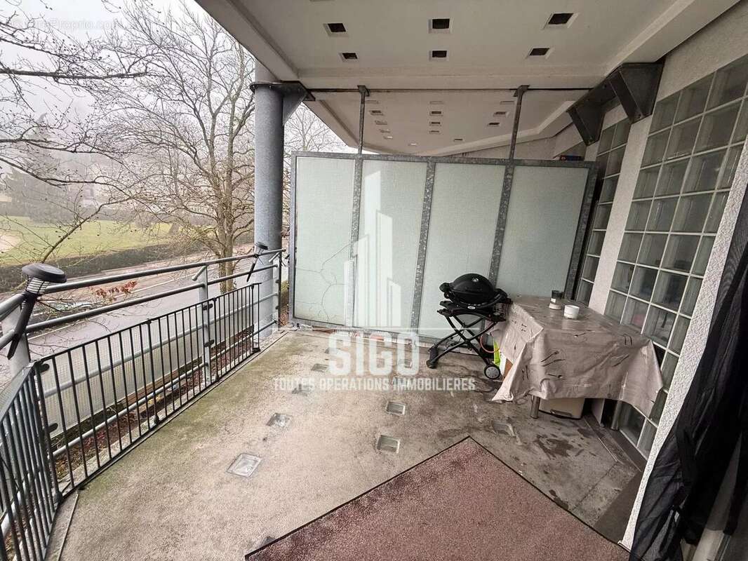 Appartement à COMBES