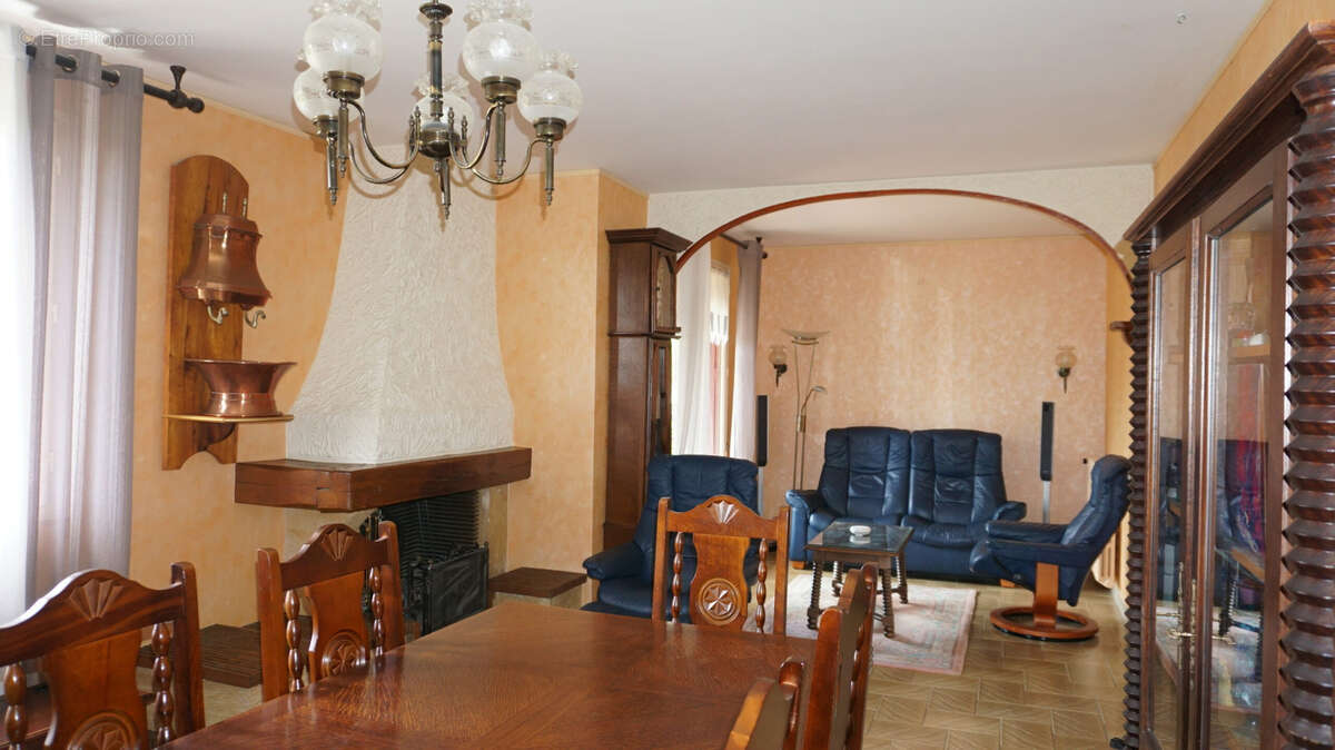 Maison à CASTELNAU-MONTRATIER