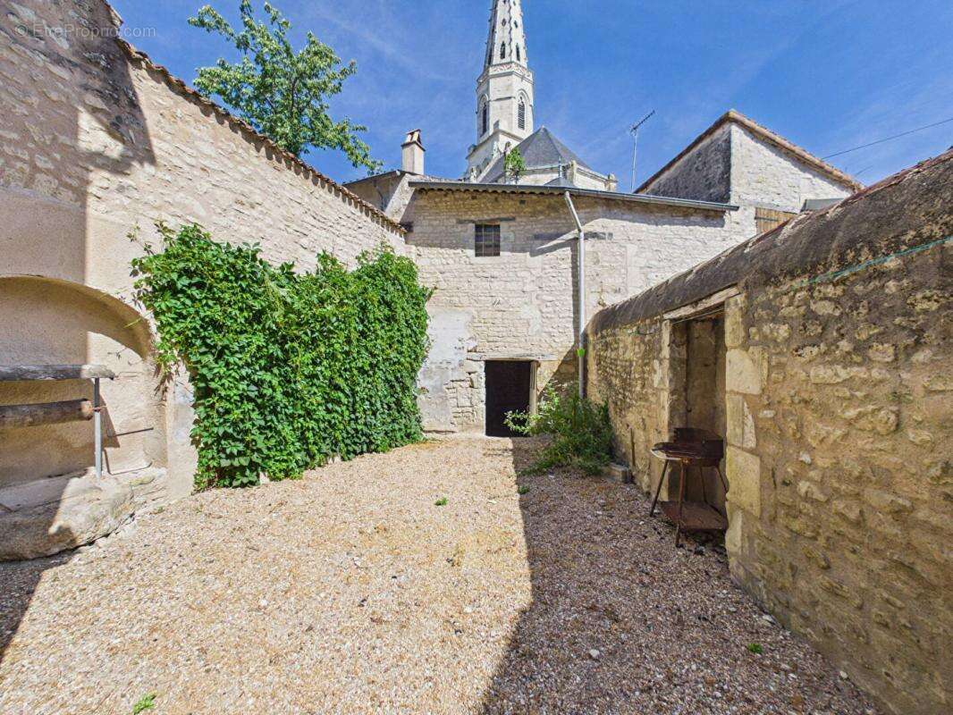 Maison de 165 m 2  à Mirebeau , 4 chambres, cour, garage, caves - photo 14