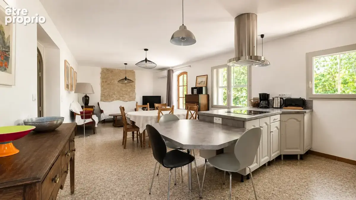 Bastidon provençal sur parcelles de 2,1 hectares / Garage et piscine - photo 6
