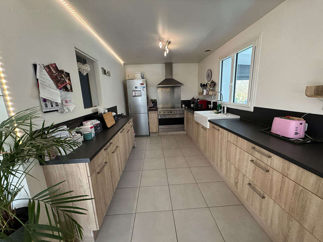 Jolie maison récente et  familiale avec piscine chauffée  3' Montfort l 'Amaury  6 pièces  175 m2 - photo 5