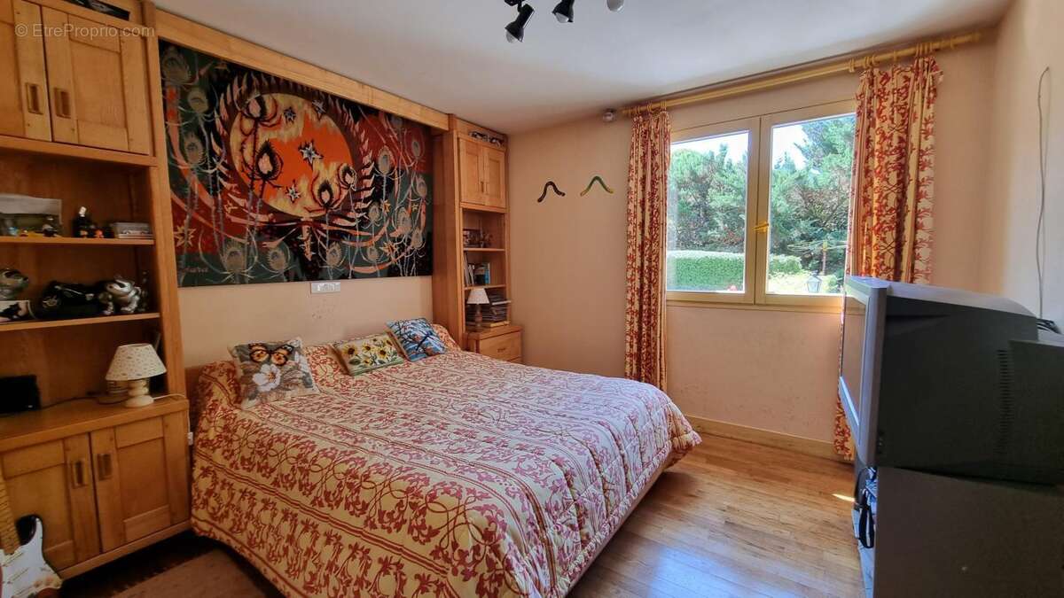 Maison à SAINT-PIERRE-DE-CHIGNAC