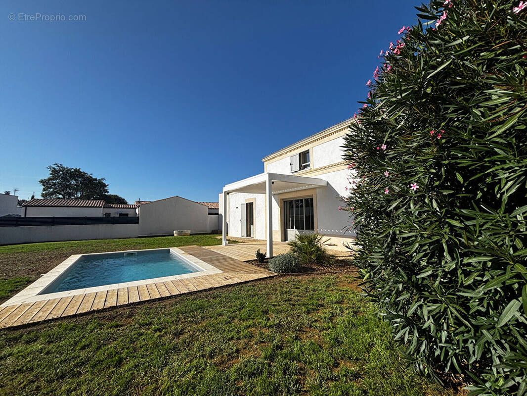 Maison à SAINT-LAURENT-DE-LA-PREE